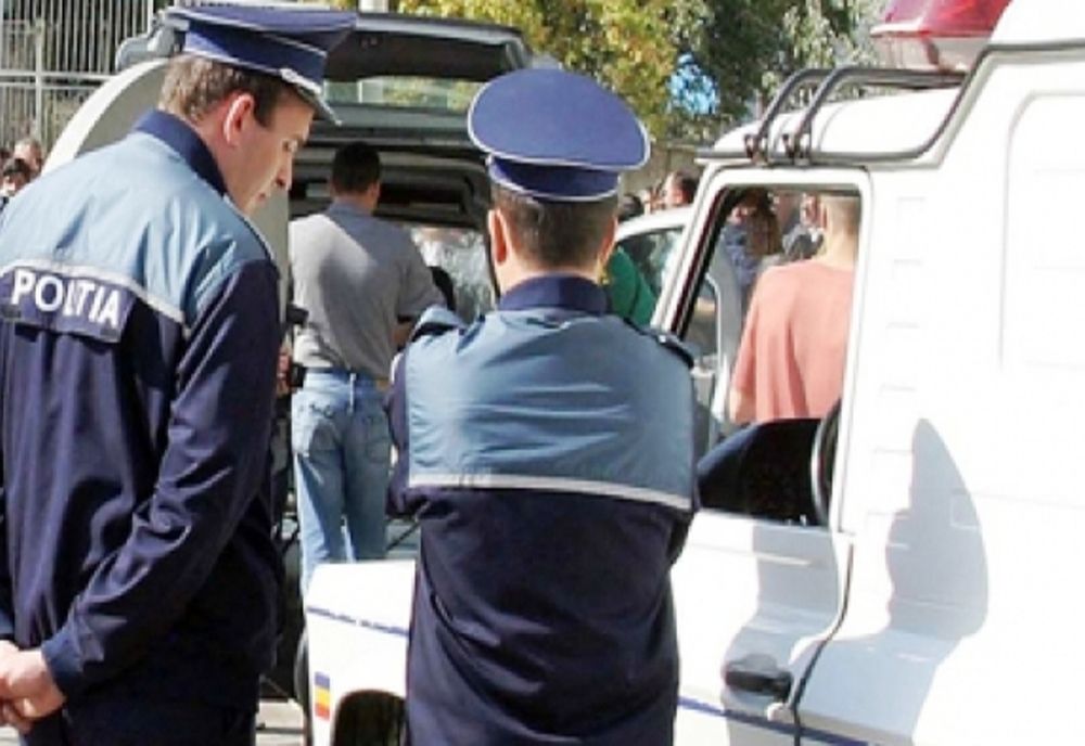 Bărbat găsit rănit și inconștient într-un autoturism