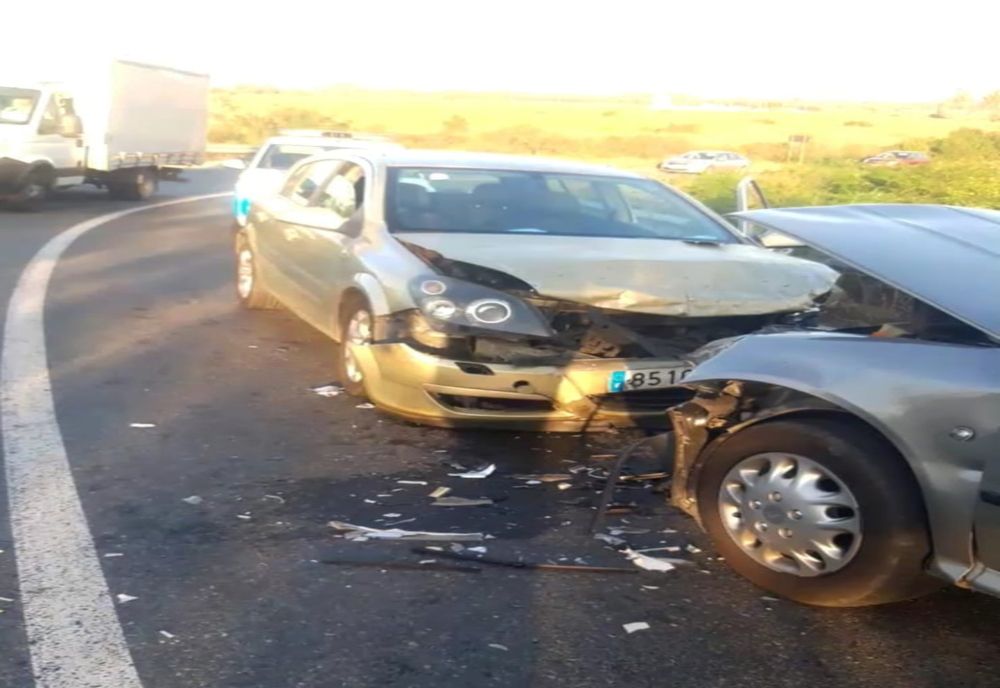 O persoană a fost rănită după ce două autoturisme au intrat în coliziune, la Corbii Mari