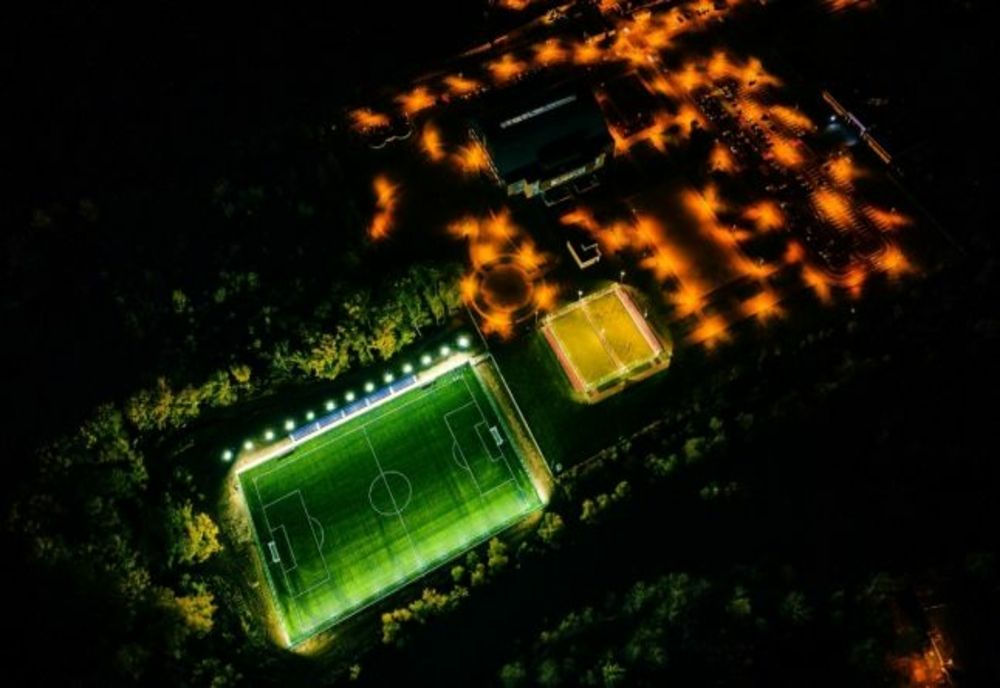 A fost inaugurată una dintre cele mai moderne arene cu gazon sintetic, din ţară  