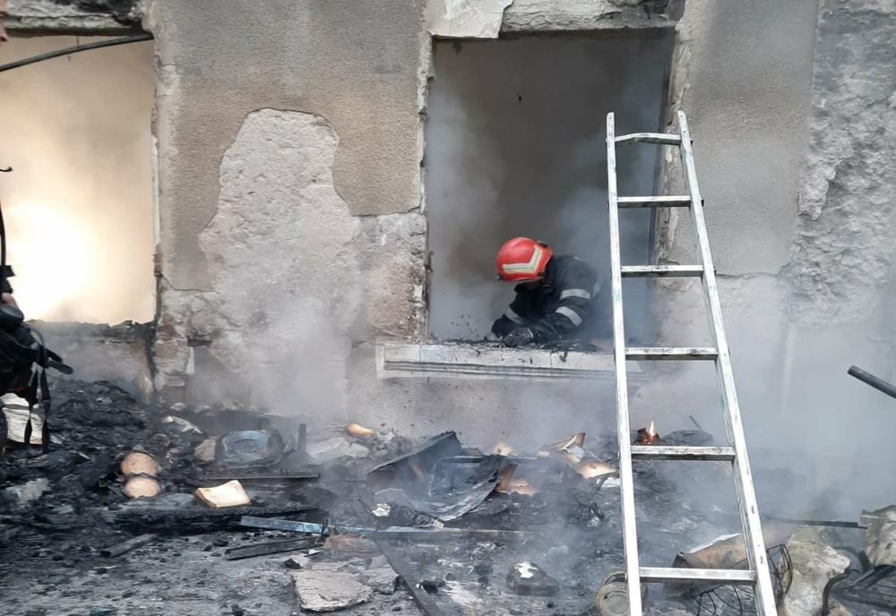 Incendiu violent la o casă din Dâmbovița. O femeie a fost găsită carbonizată