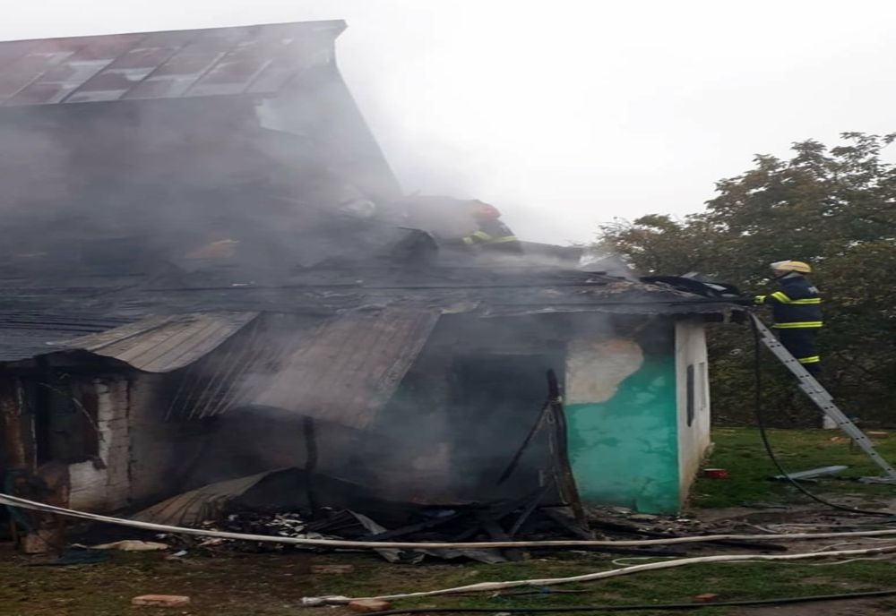 Incendii în două locuințe din Moreni. Pompierii au intervenit cu două autospeciale