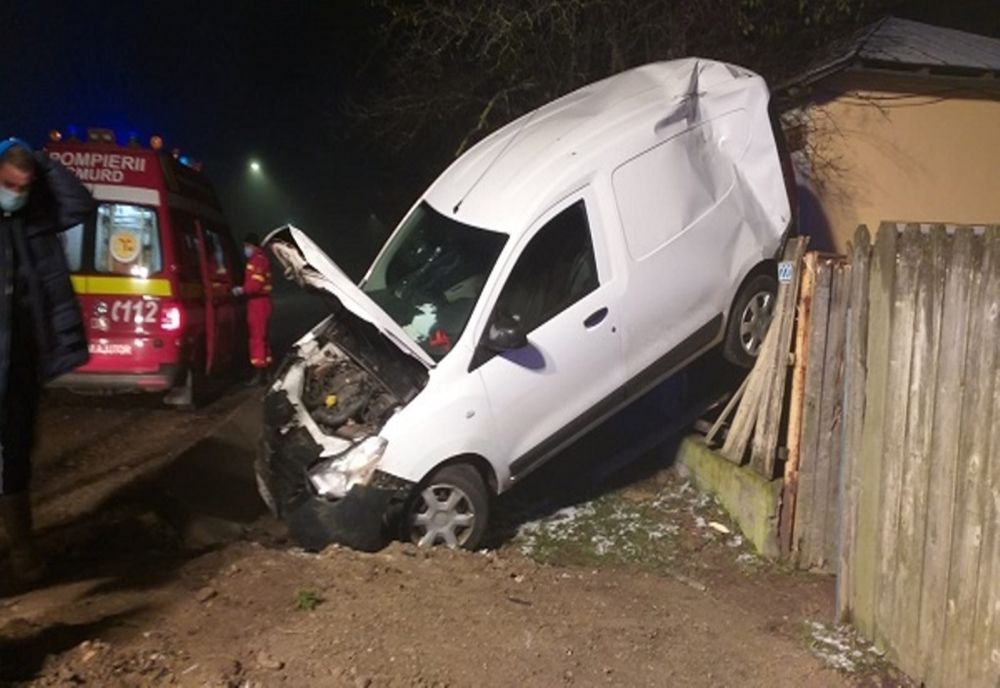 Dâmbovița. Șofer rănit după ce a intrat cu autoturismul în gardul unei gospodării 