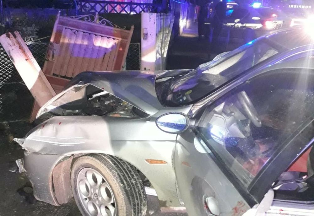 Două persoane rănite în Dâmbovița, după ce au intrat cu autoturismul în gardul unei locuințe
