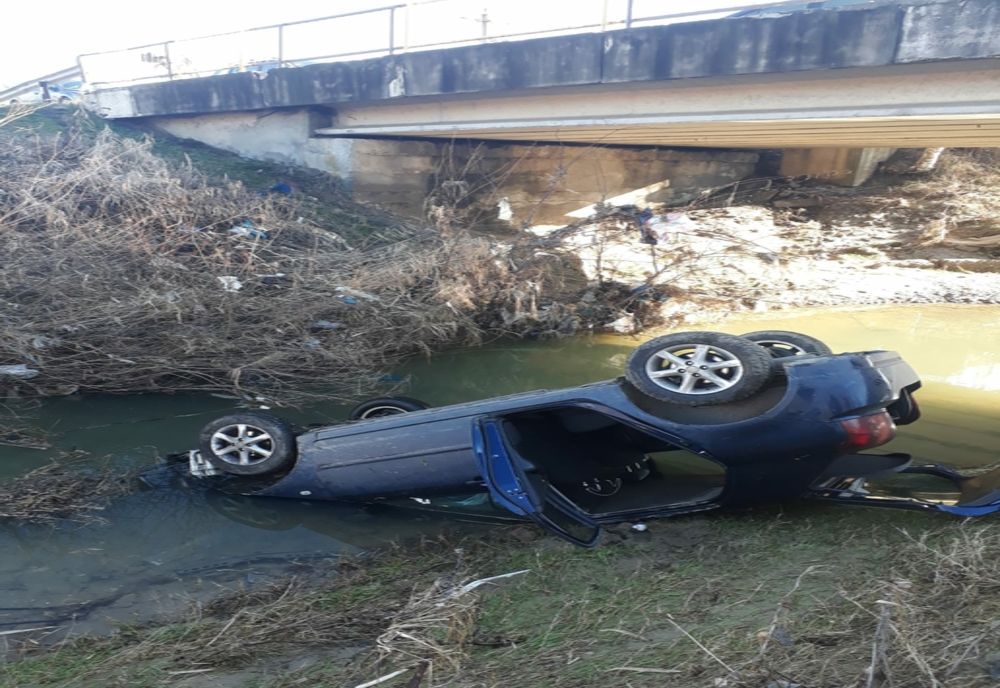 Două persoane din Dâmbovița au căzut cu autoturismul într-un râu