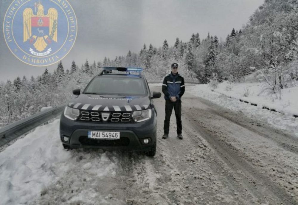 Turiști ajutați de jandarmii montani din Dâmbovița