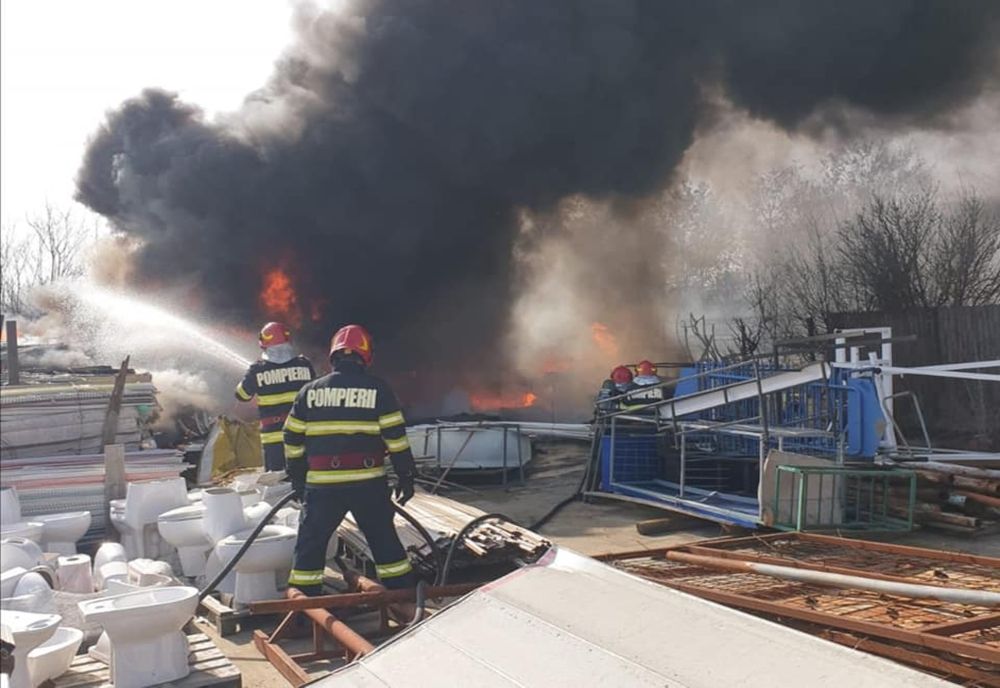 Incendiu de vegetație uscată, propagat la un depozit de materiale și deșeuri plastice din Târgoviște