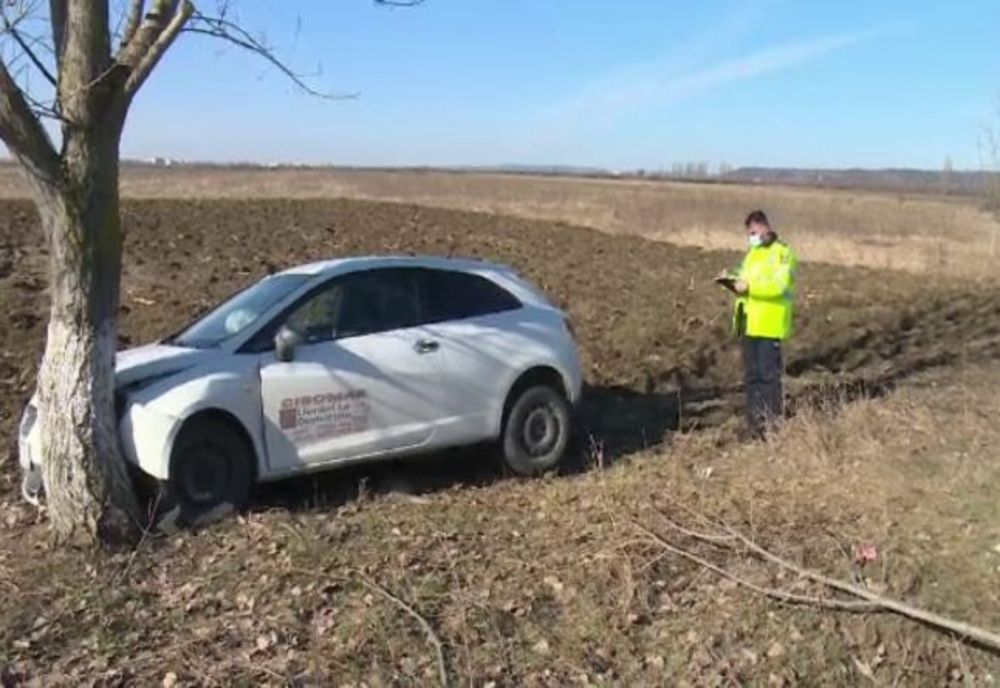 Un şofer de la o firmă de livrări din Dâmbovița a intrat cu mașina într-un copac