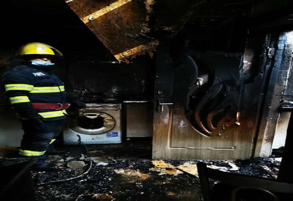 Un bărbat a suferit arsuri grave după ce casa în care locuia a luat foc