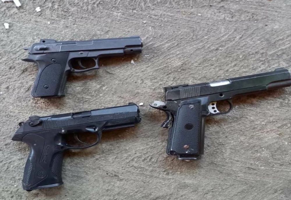 Descinderi la locuințele unor adolescenți care dețineau arme