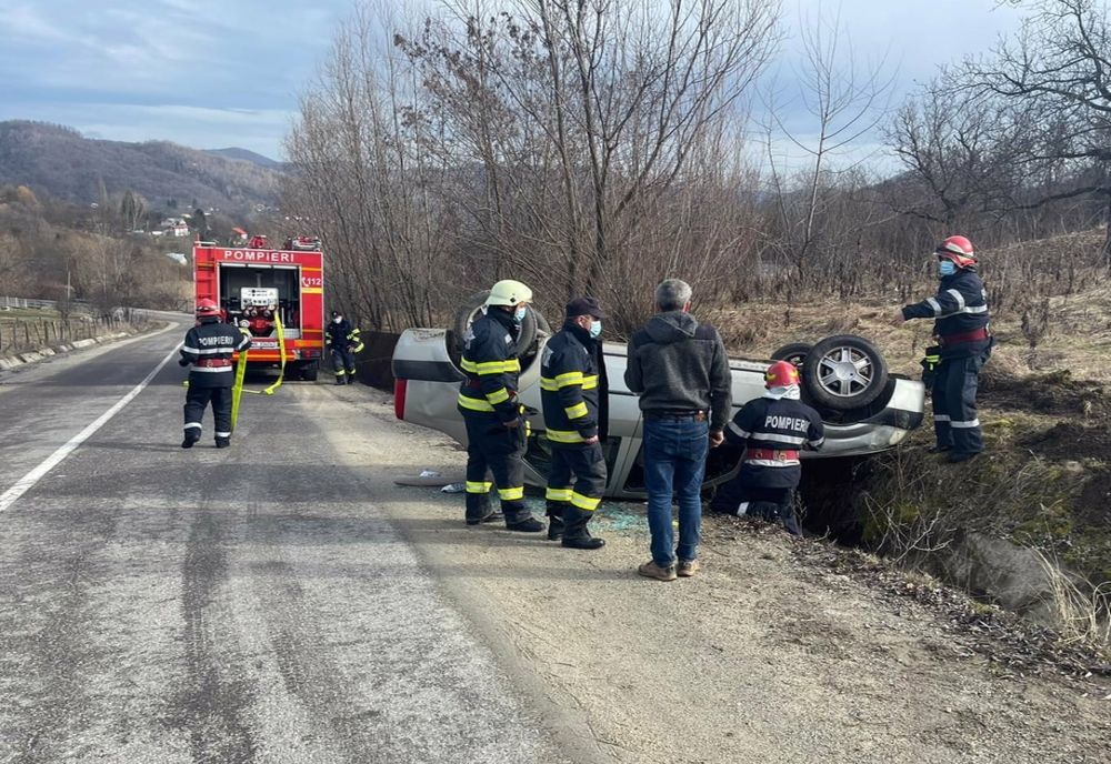 Autoturism răsturnat pe un drum din Dâmbovița. O persoană a suferit atac de panică