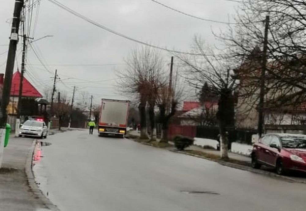 Zeci de amenzi pentru șoferii de tir care nu respectă rutele alternative după închiderea pasarelei de pe DN 61