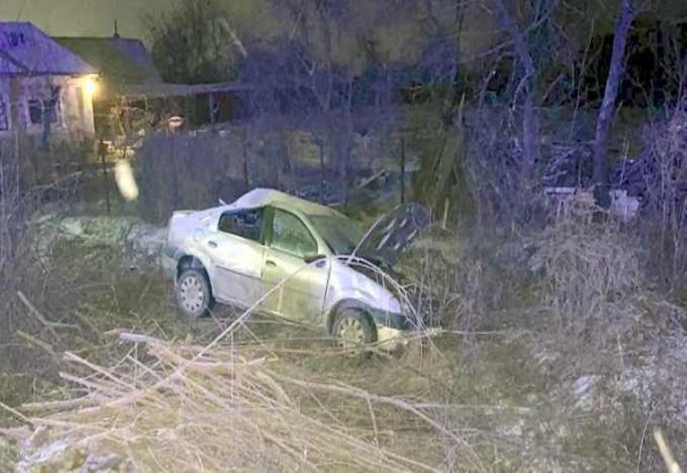 Dâmbovița. Două persoane rănite după ce un tânăr a intrat cu mașina într-un cap de pod