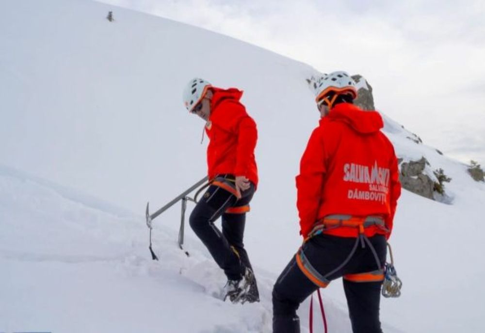 Aviz amatorilor de drumeții! Risc de avalanșe în Bucegi, în județul Dâmbovița