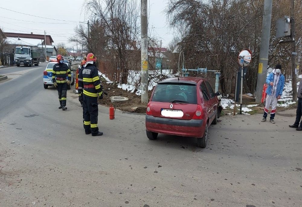 Un autoturism a intrat în coliziune cu o fântână, în Dâmbovița