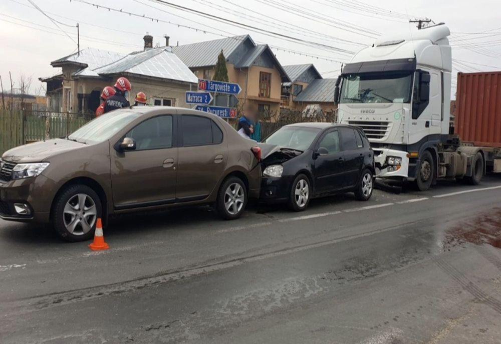 Coliziune în lanț în Ulmi-Dâmbovița. Două autoturisme și un camion, implicate