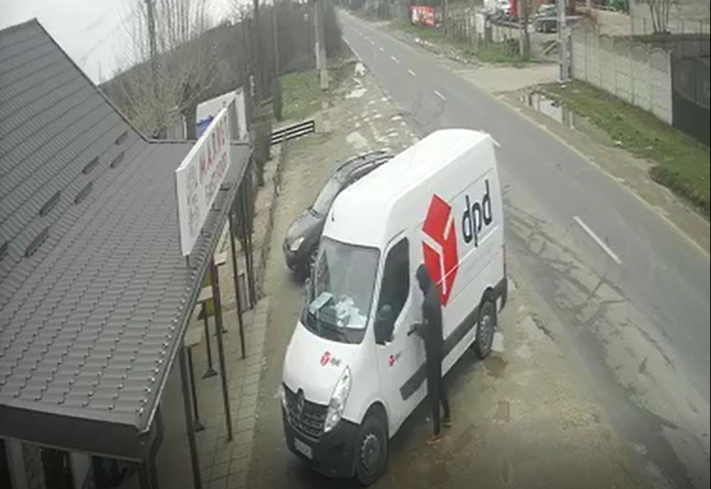 Curier urmărit și jefuit în Dâmbovița. Hoții sunt căutați după ce scena a fost filmată 