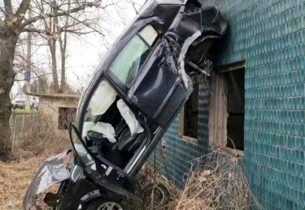 Accident spectaculos în Târgovişte. Şofer cocoţat cu maşina pe o clădire