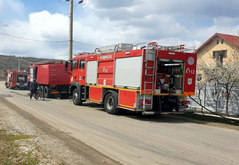 Incendiu în Ludești, provocat de o priză defectă. O persoană a suferit atac de panică 