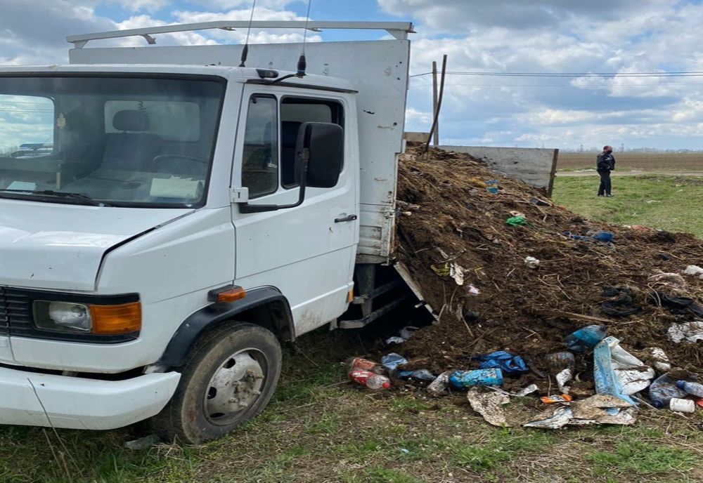 Dâmbovițean amendat cu 30.000 de lei după ce a aruncat gunoiul pe câmp. Garda de Mediu i-a confiscat și mașina