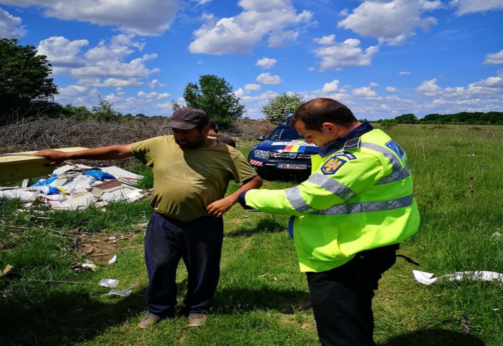 Bărbat din Găești, surprins de polițiștii locali în timp ce descărca moloz pe islazul orașului