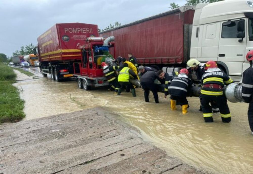 Mai multe gospodării și drumuri, inundate în Dâmbovița