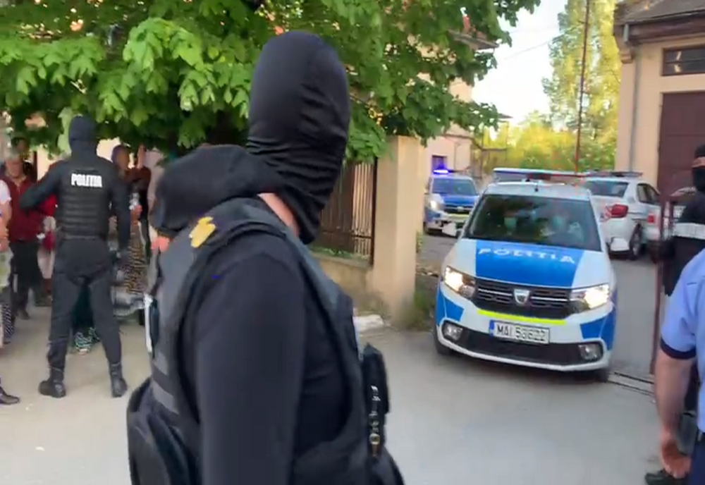 Dâmbovița. Cinci bărbați, duși la penitenciar după o tâlhărie urmată de moartea victimei. Iată ce au făcut rudele în fața sediului poliției