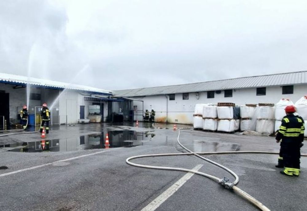 Apă amoniacală, deversată de o firmă din Doiceşti. Exerciţiu al ISU Dâmbovița