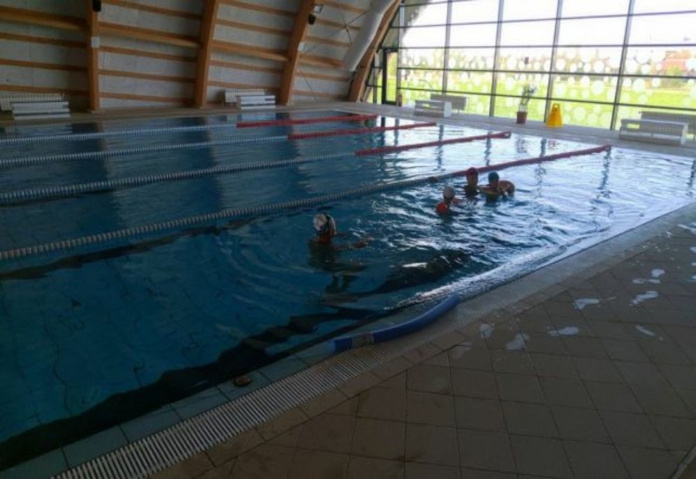 În Găeşti a fost inaugurat un bazin de înot acoperit. Ce categorii au acces 