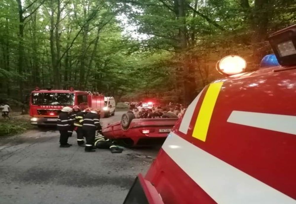 Dâmbovița: Un șofer de 19 ani a intrat cu mașina într-un copac și s-a răsturnat. Pasagerul a fost rănit