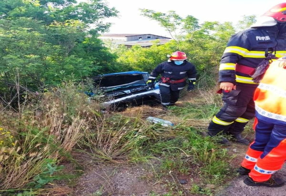 Dâmbovița: Accident între două autoturisme și o autoutilitară. Două persoane au fost rănite