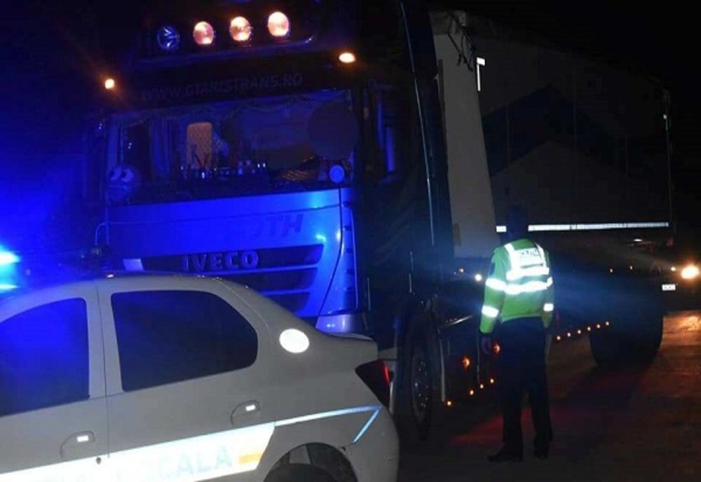 Un autocamion plin cu gunoaie menajere, depistat de Poliția Locală la intrarea de la groapa de gunoi din Titu