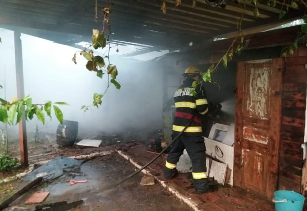 Incendiu puternic la Moreni! Trei anexe gospodărești, cuprinse de flăcări