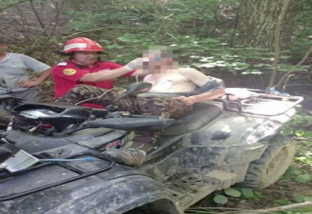 Dâmbovița. Un bărbat s-a răsturnat cu ATV-ul într-o râpă adâncă