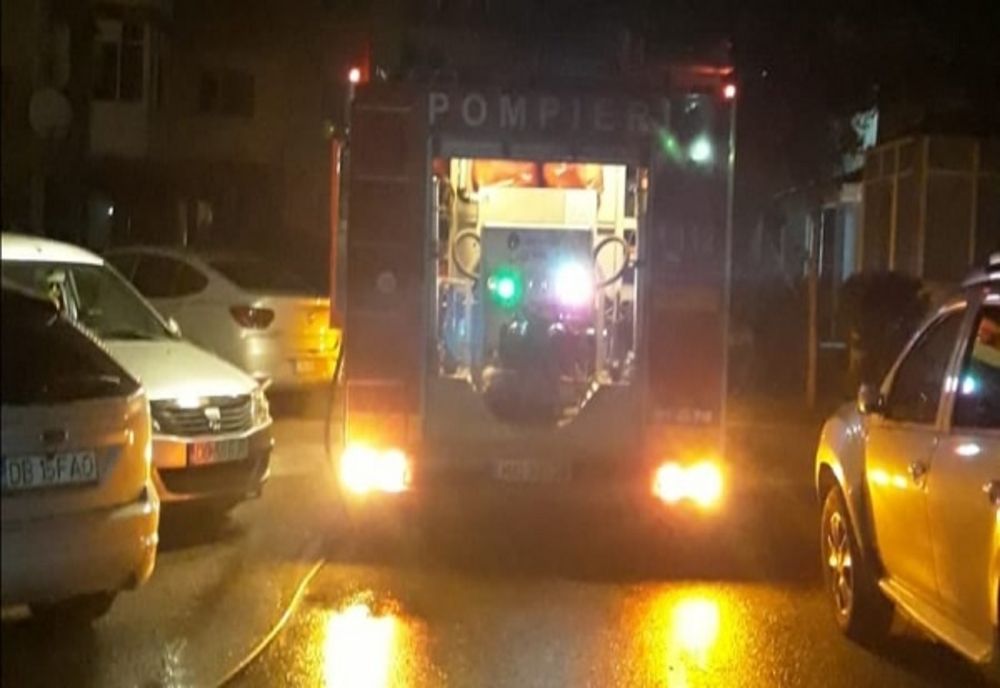 Incendiu la un bloc din Moreni. Zeci de locatari, evacuați. O femeie a suferit un atac de panică