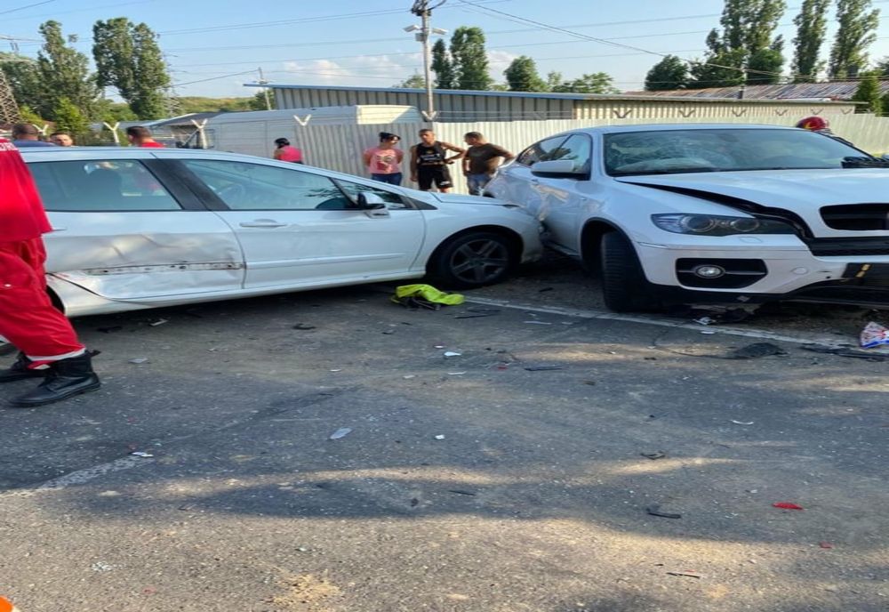 Dâmbovița: Tânără de 23 de ani, rănită într-un accident în care au fost implicate trei mașini