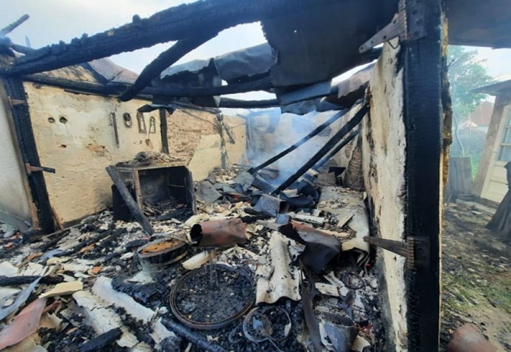 Incendiu la Cândești. O casă a fost distrusă de flăcări