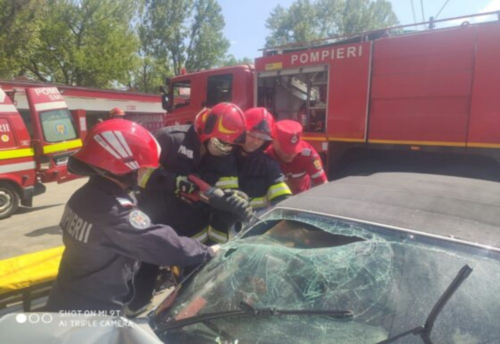 Accident rutier în Târgoviște. O persoană a fost găsită încarcerată