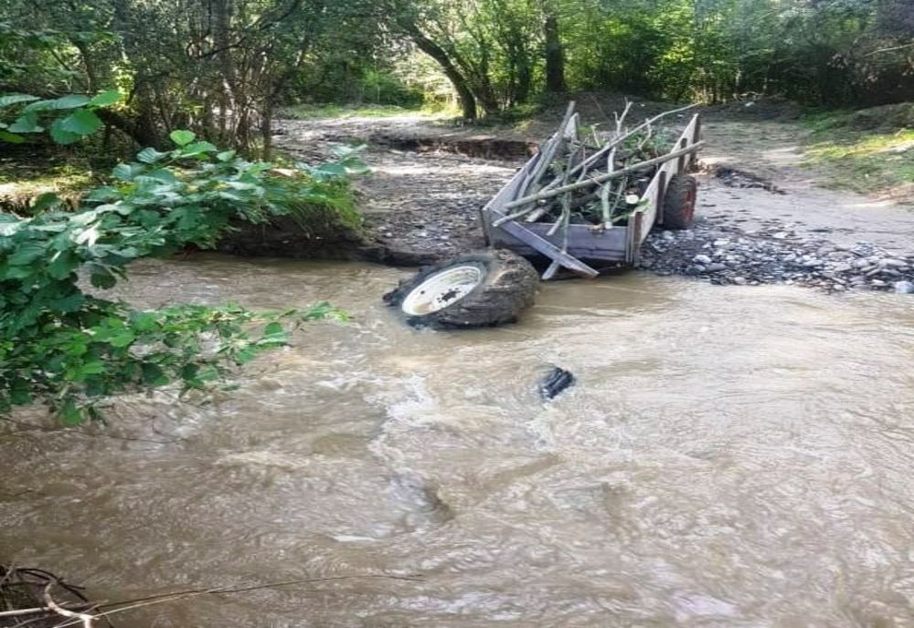 Bărbat salvat la limită după ce a rămas blocat cu tractorul în apa râului Dâmbovița