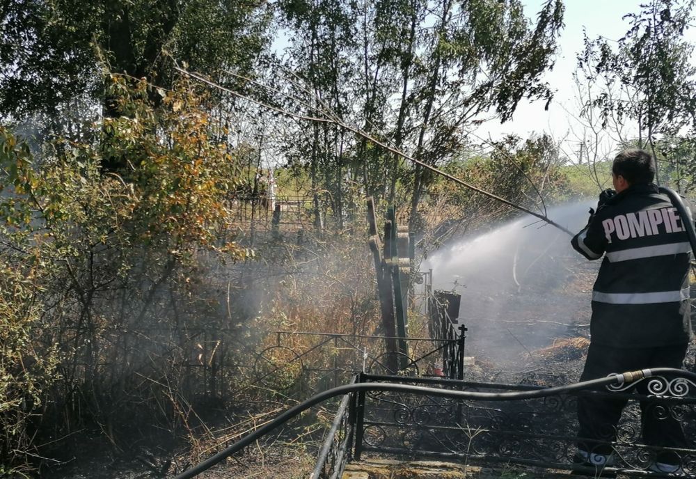Dâmbovița. Incendiu violent într-un cimitir
