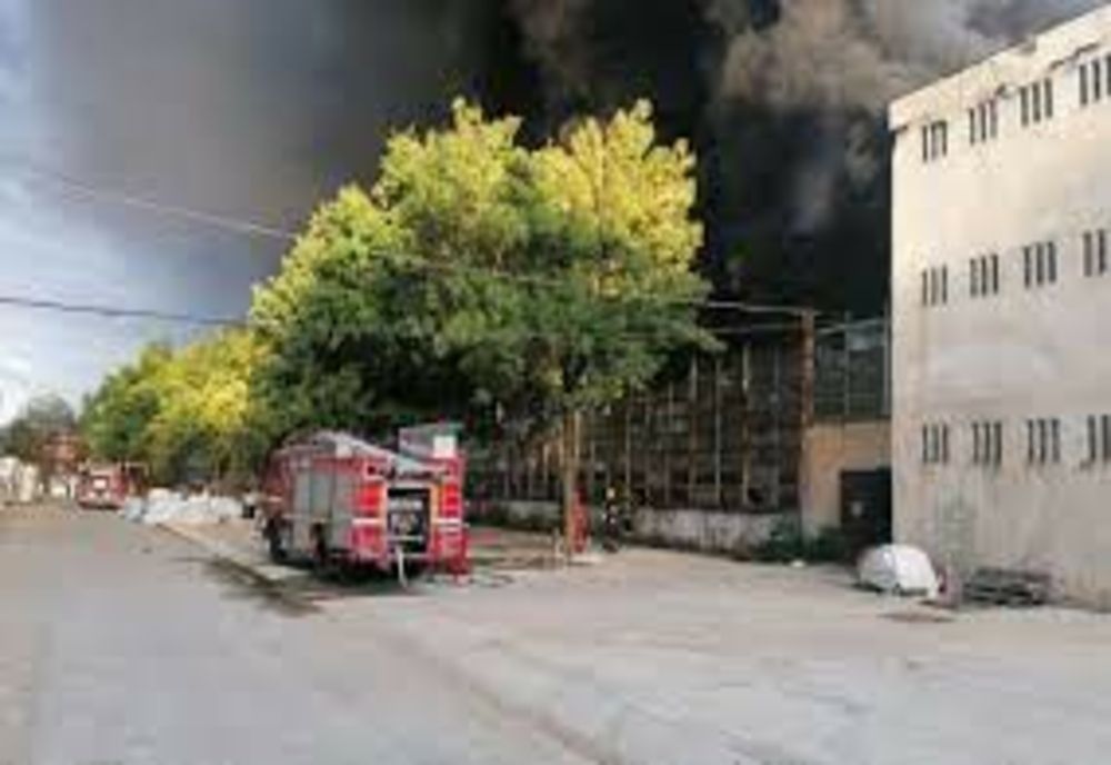Dâmbovița. Incendiu violent la o hală de producție de polistiren din Mija