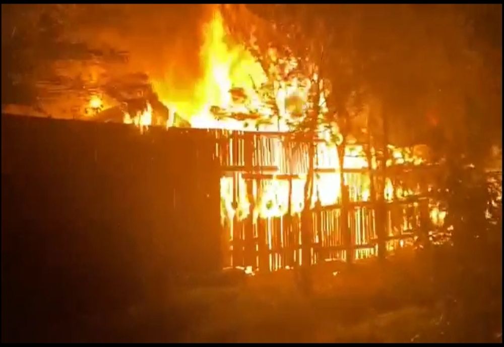 Casă mistuită de flăcări pe Valea Dâmboviței. Un bărbat de 80 de ani a suferit arsuri grave