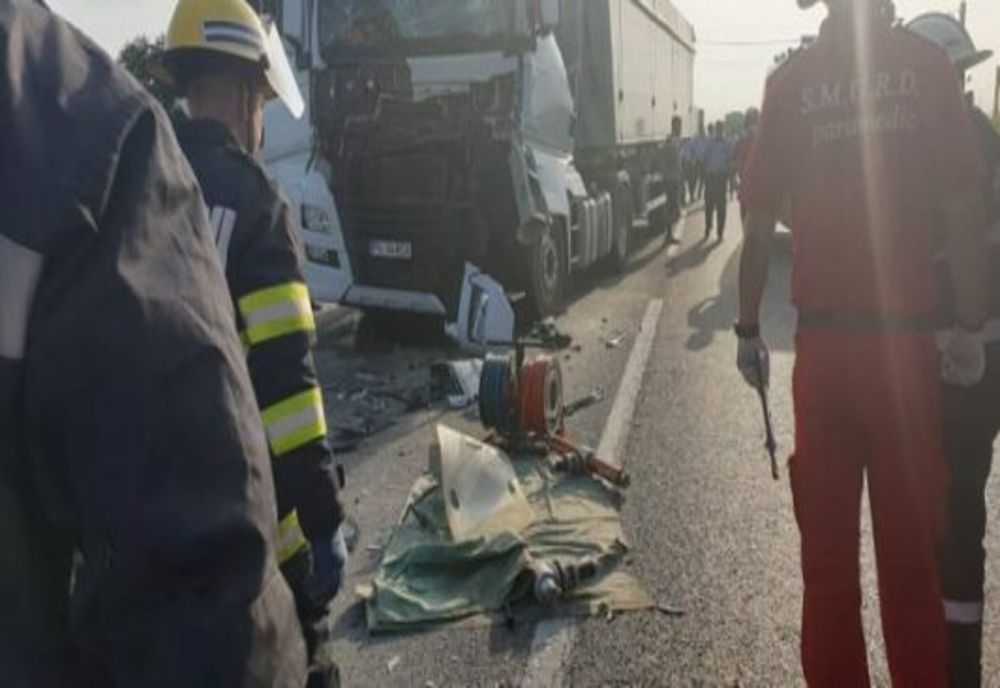 Coliziune violentă între două autotrenuri în Dâmbovița. Un tânăr de 34 ani a rămas încarcerat
