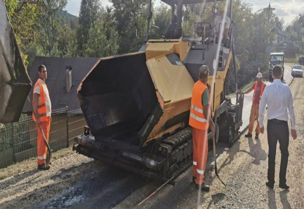 Start la lucrări de reparații pe două drumuri importante din Dâmbovița