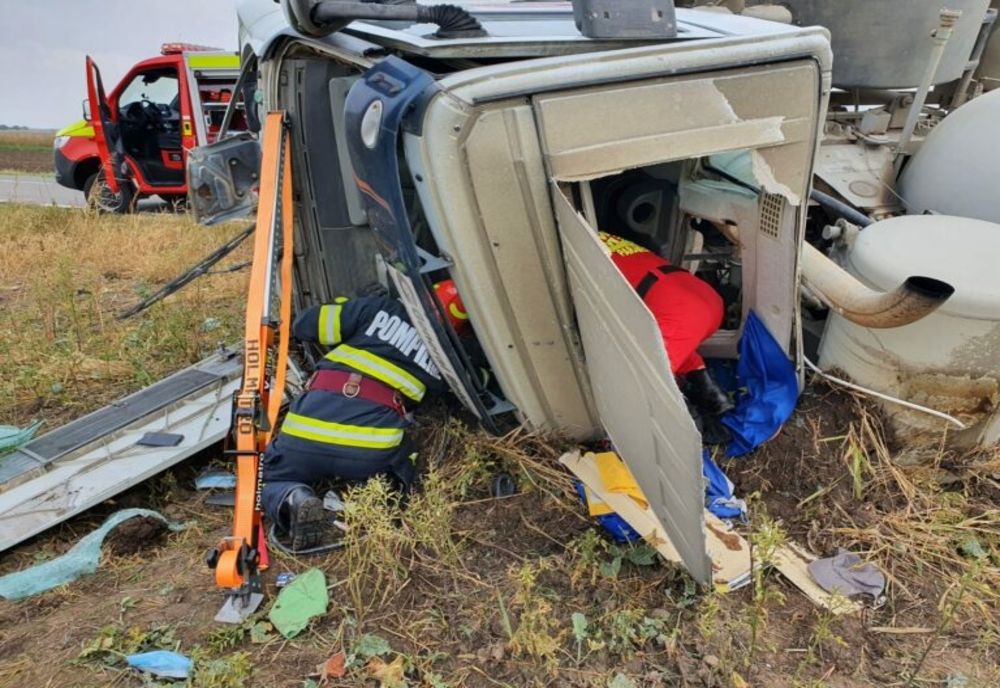 Betonieră răsturnată în județul Dâmbovița. Șoferul a a rămas încarcerat
