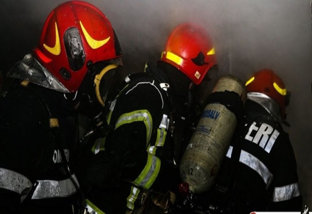 Incendiu la un bloc de apartamente din municipiul Târgoviște. 15 persoane, evacuate