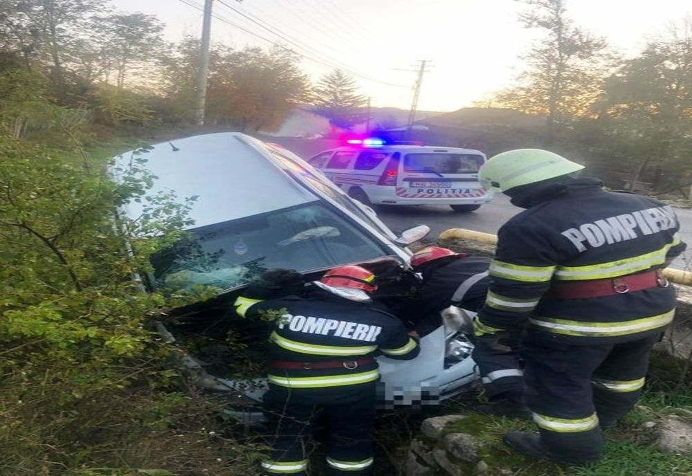 Dâmboviţa. Bărbat rănit după ce s-a răsturnat cu maşina