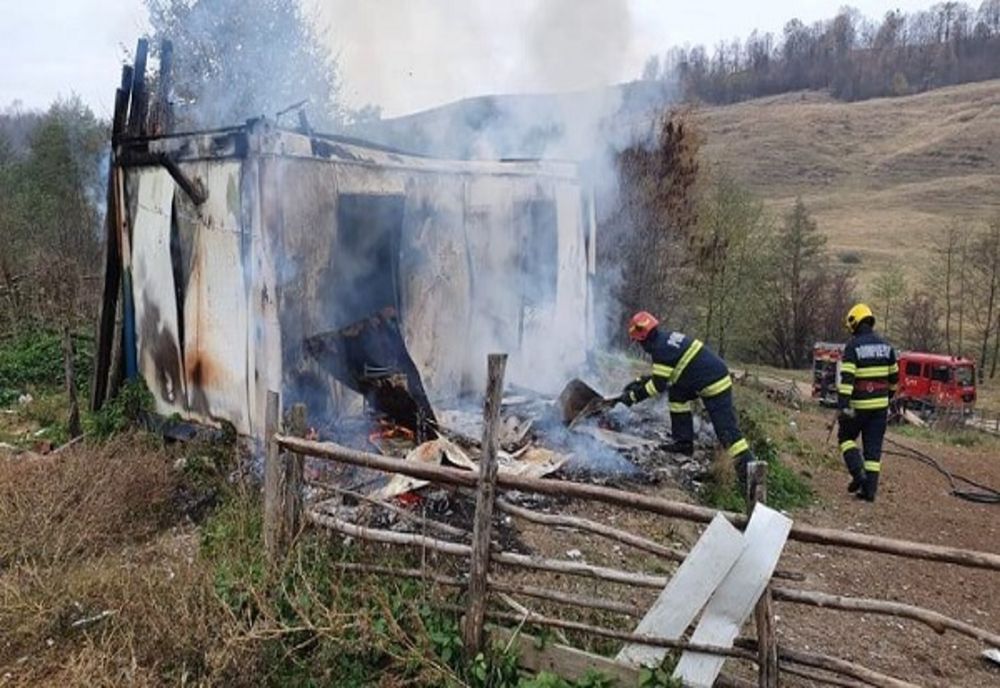 Stână de la marginea orașului Moreni, cuprinsă de flăcări! 