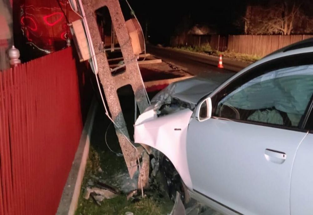 Dâmbovița. Un șofer s-a oprit cu mașina într-un stâlp