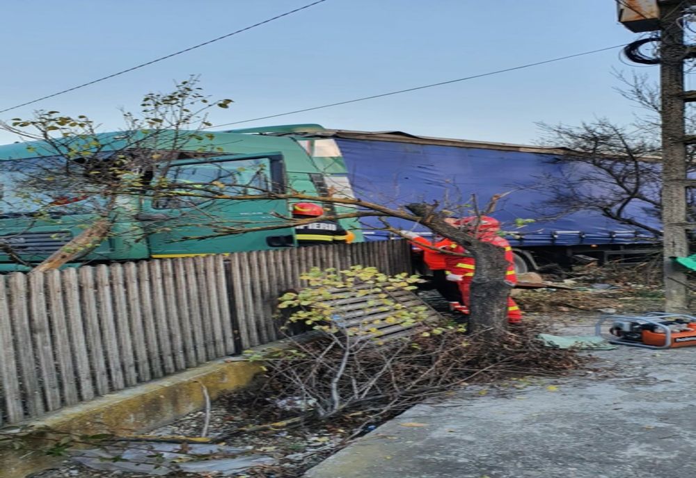 Dâmbovița: Un șofer care a intrat cu TIR-ul într-un gard. a fost transportat de urgență la spital