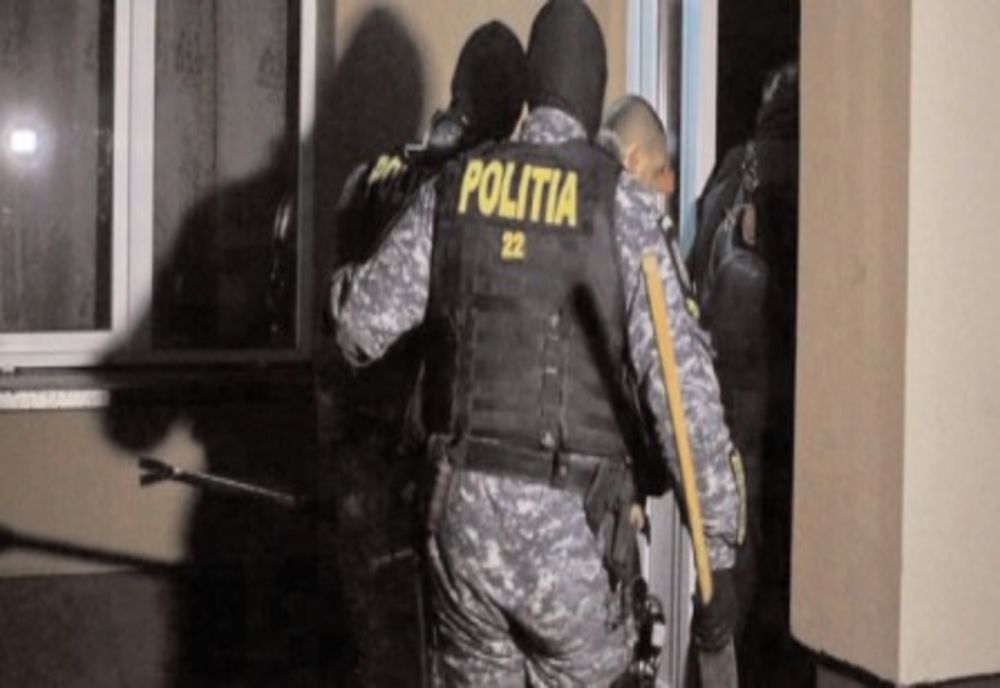 Persoane cercetate pentru săvârșirea infracțiunilor de lovire sau alte violențe, amenințare și nerespectarea regimului armelor și munițiilor